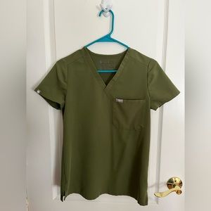 Figs set . Top is XS and bottoms are XXSP Jogger style. Color: dark olive